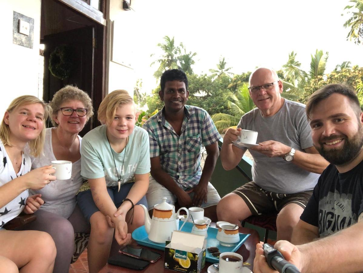 Lilly Palace Villa Guest House Negombo Esterno foto