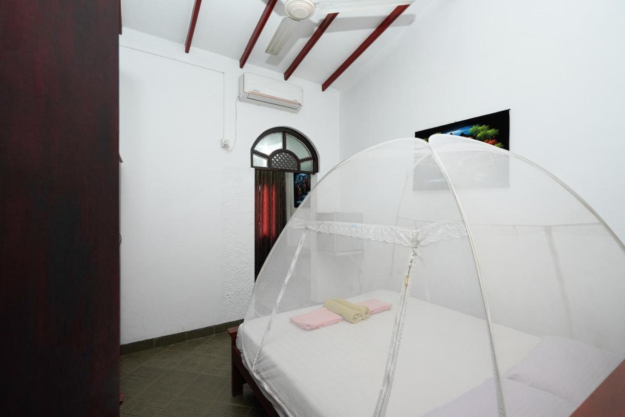 Lilly Palace Villa Guest House Negombo Esterno foto
