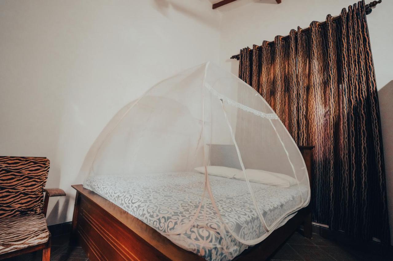 Lilly Palace Villa Guest House Negombo Esterno foto