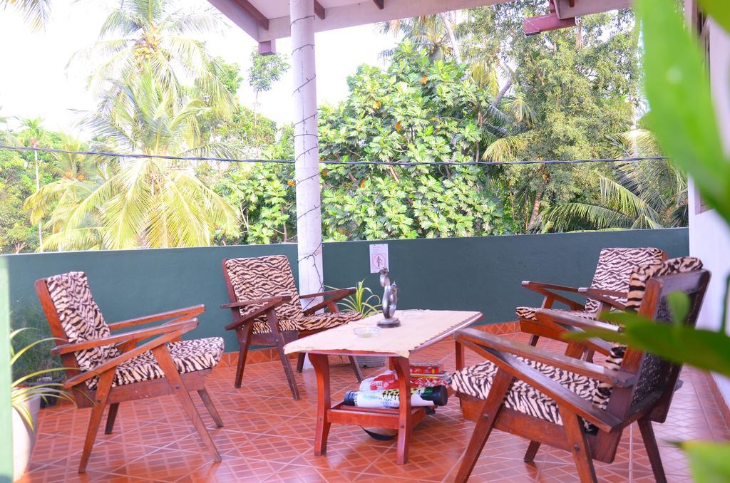 Lilly Palace Villa Guest House Negombo Esterno foto
