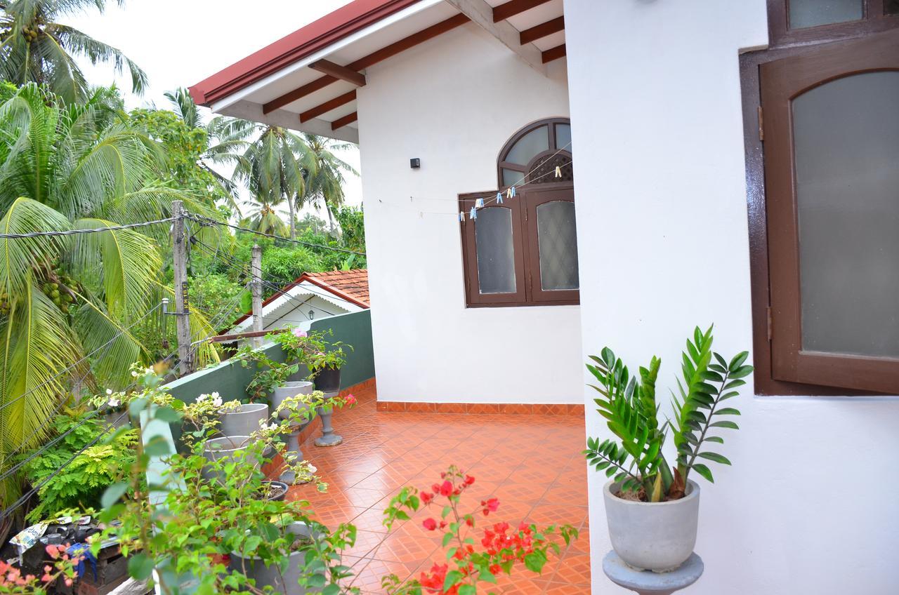 Lilly Palace Villa Guest House Negombo Esterno foto
