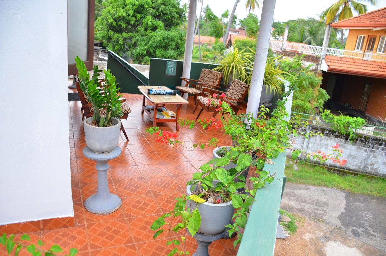 Lilly Palace Villa Guest House Negombo Esterno foto