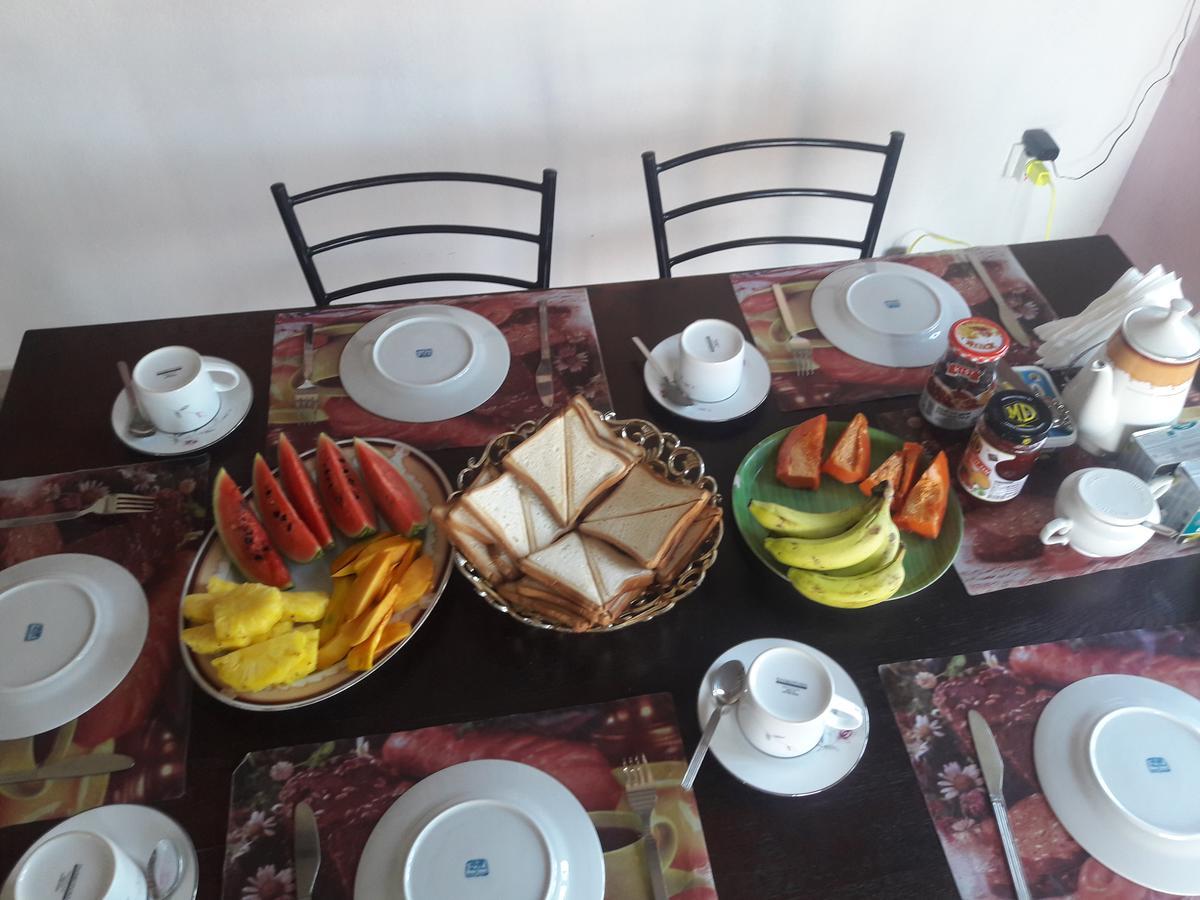Lilly Palace Villa Guest House Negombo Esterno foto